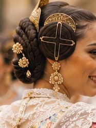 Mujer con peinado e indumentaria tradicional
