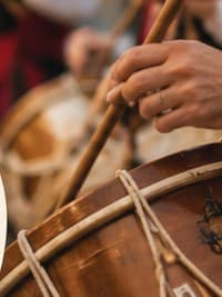 Manos tocando un tambor tradicional