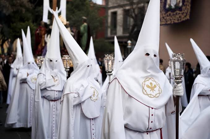 Procesión con nazarenos y paso