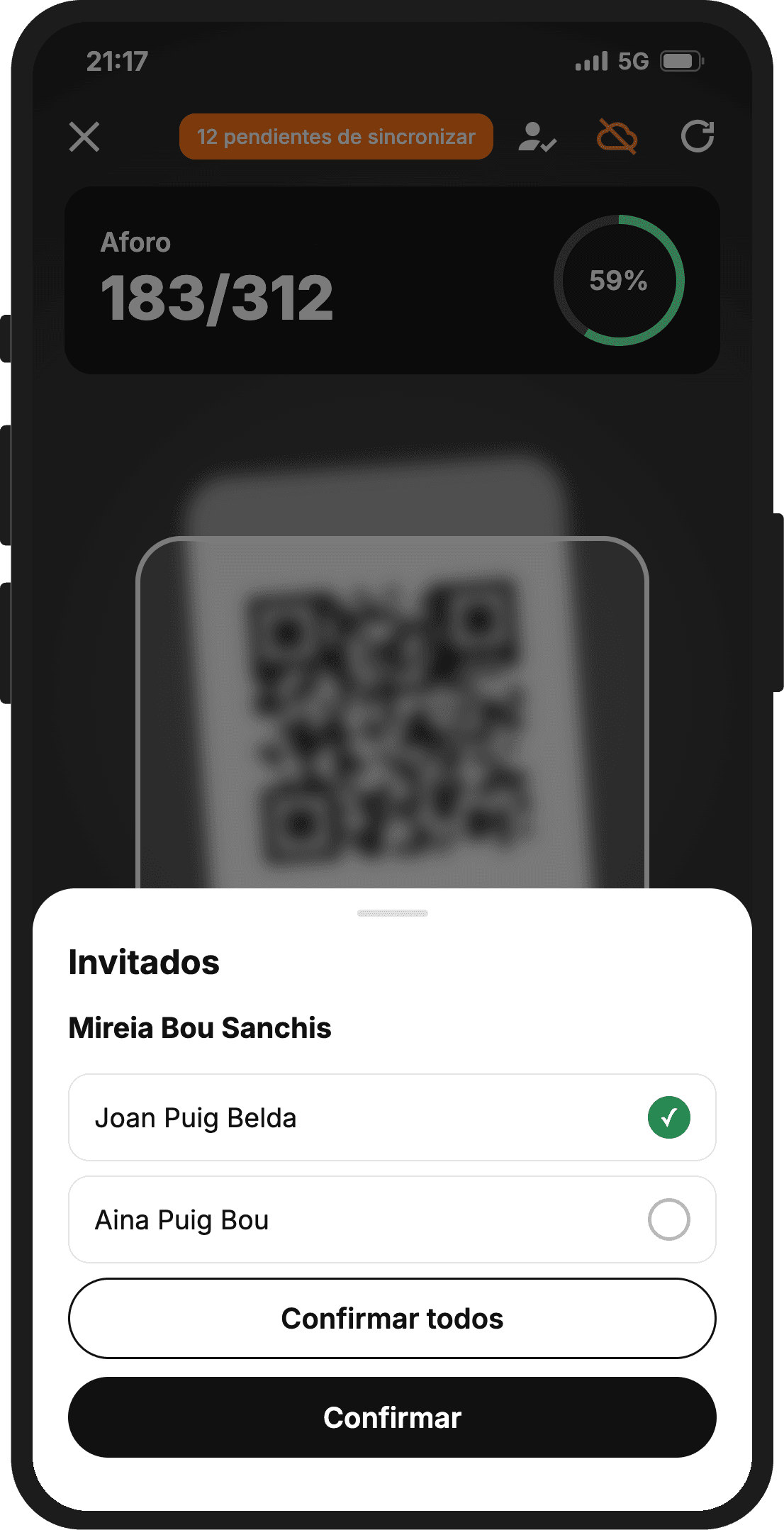 Ventana Invitados del escáner: Mireia Bou Sanchis con sus dos invitados, Joan Puig Belda marcado para entrar y Aina Puig Bou sin marcar, y los botones Confirmar todos y Confirmar