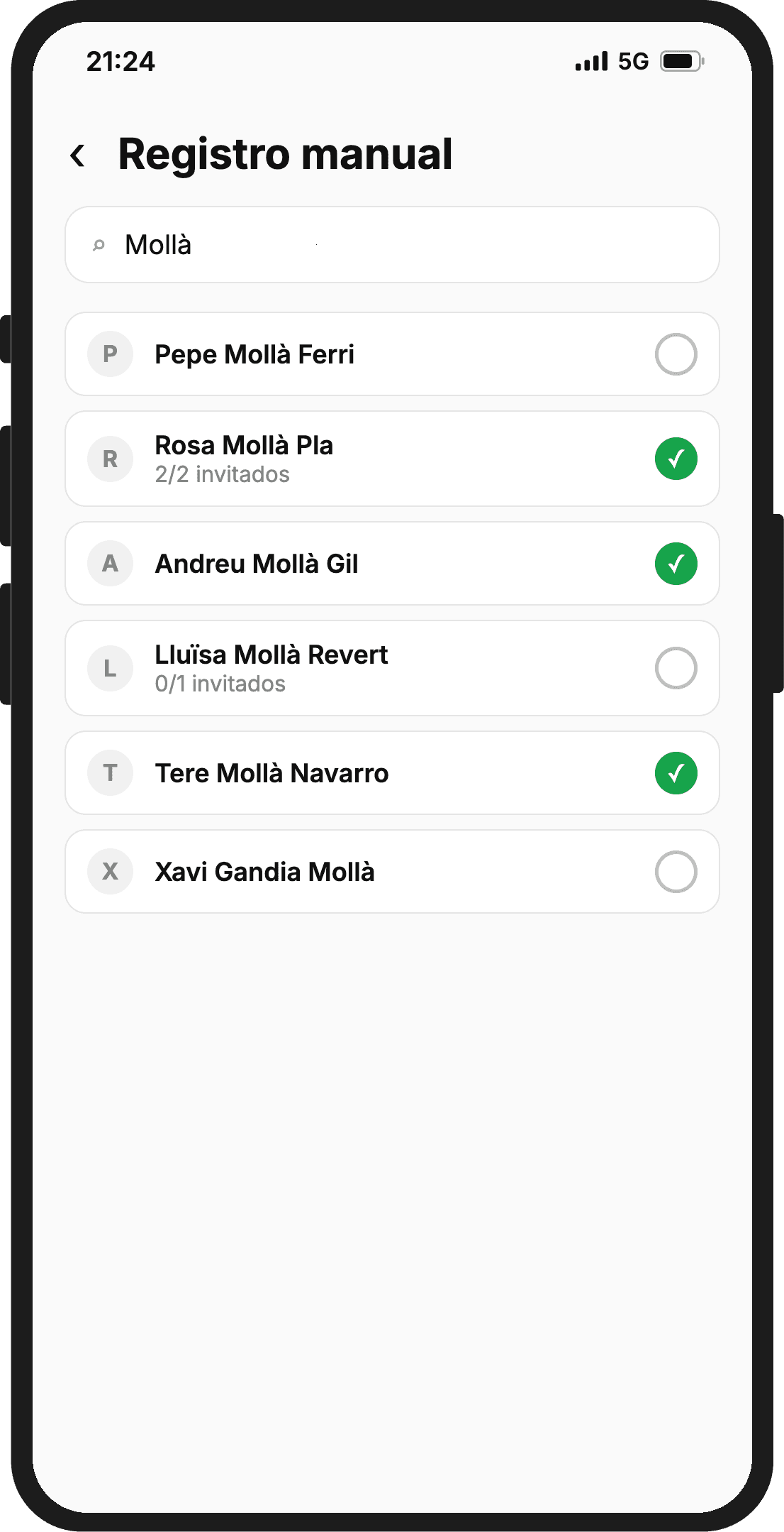 Pantalla Registro manual con la búsqueda Mollà: seis asistentes, cada uno con un círculo vacío o un check verde si ya ha entrado, y el número de invitados que han entrado de cada uno