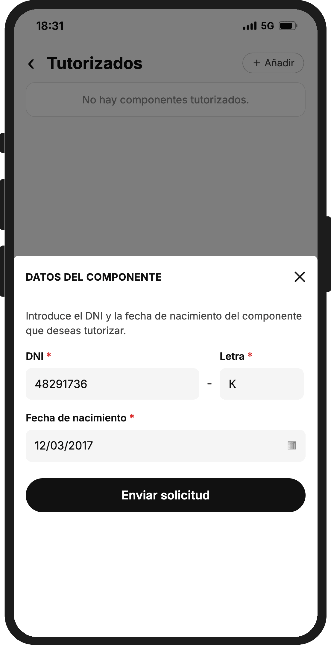 Ventana Datos del componente en la app: el DNI y la letra de Pau, su fecha de nacimiento, 12/03/2017, y el botón Enviar solicitud