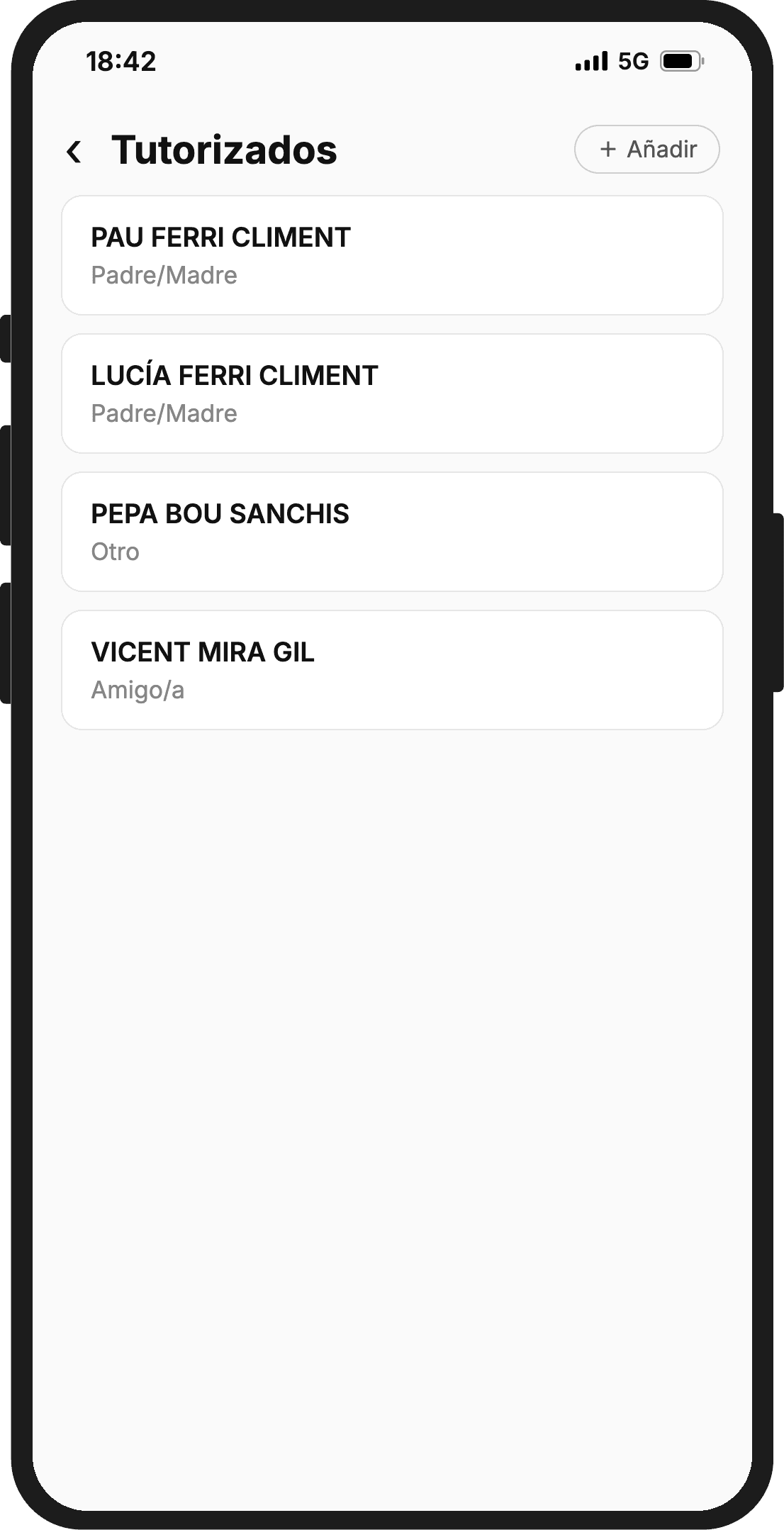 Pantalla Tutorizados en la app con cuatro tutorizados: Pau Ferri Climent y Lucía Ferri Climent, con la relación Padre/Madre, Pepa Bou Sanchis, con la relación Otro, y Vicent Mira Gil, con la relación Amigo/a, y el botón Añadir